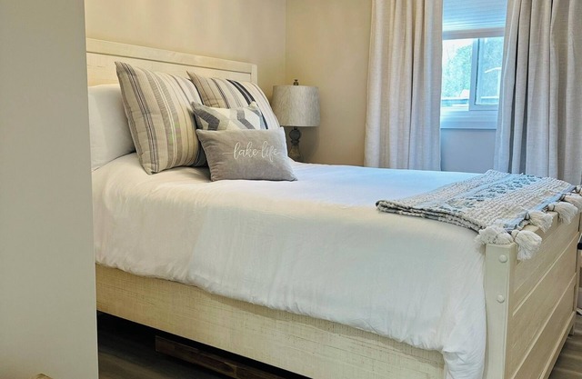 Sparrow Lake Gem! Come stay at Muskoka Beach House Restaurant and Resort