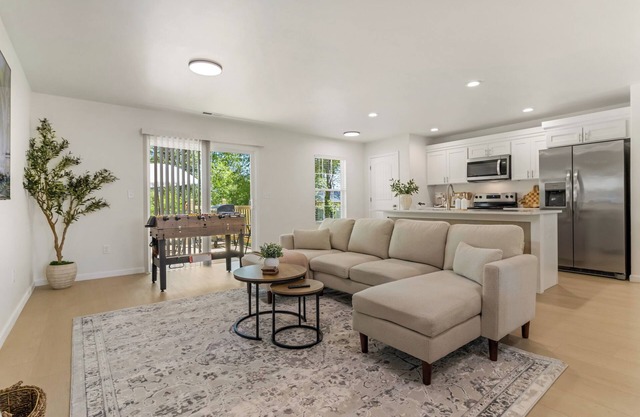 Spartanburg Home w/BBQ, Fire Pit. Sleeps 8.