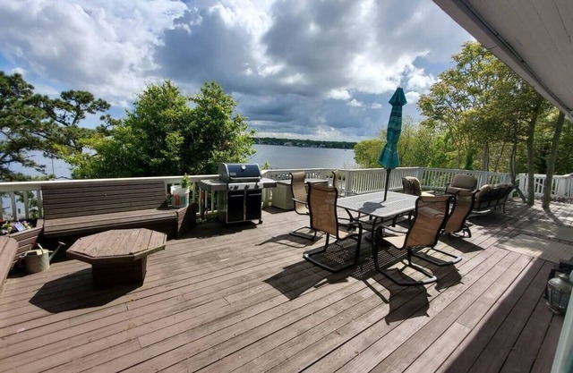Spectacular 6 Br Waterfront w/priv beach in cozy, quiet Island Heights