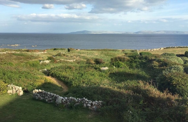 SPECTACULAR-ONLY ONE OF ITS KIND OCEANFRONT - 4 BED HOUSE.