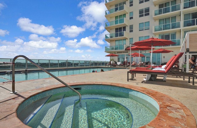 Spectacular Bay View 1bd 2baths in Grove