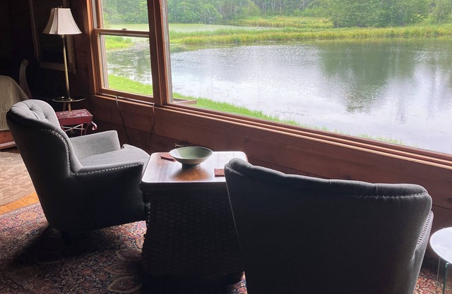 Experience Serenity in this Enchanting Country Cabin on pond in Catskill