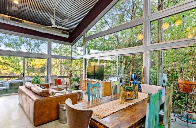 Spectacular Glass-Walled Home in the Heart of Hill Country! Close to Lake Travis