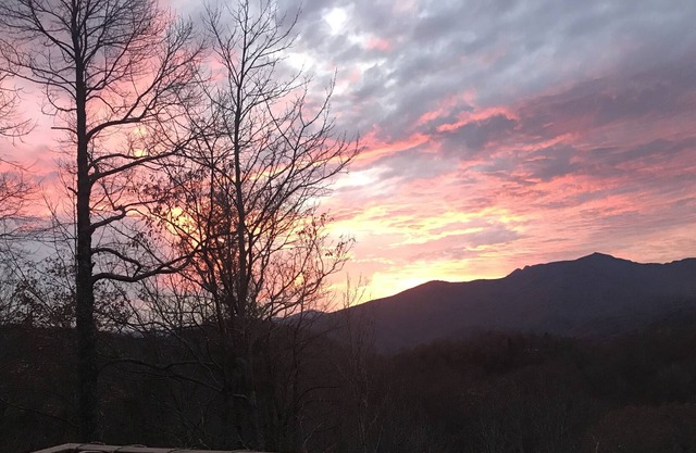 ¡Increíble vista a la montaña del abuelo! Fresco y sombreado. Dos cubiertas. Cerca de la avenida.