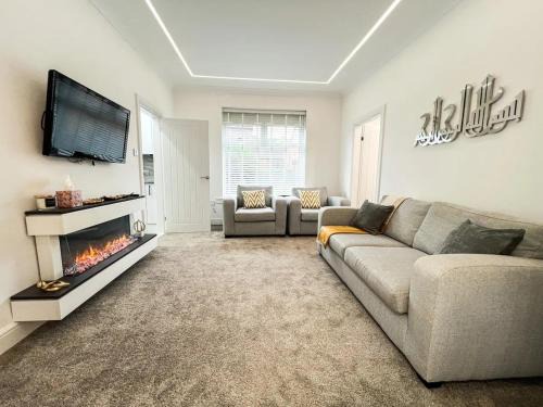 Spectacular Modern Glasgow Home Luxury King Bed