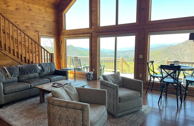 Spectacular Mountain Views w/Pool table and Fire pit!