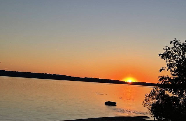 ¡Oferta especial de otoño entre semana $ 99! Vistas despejadas al atardecer sobre el escalón de la bahía