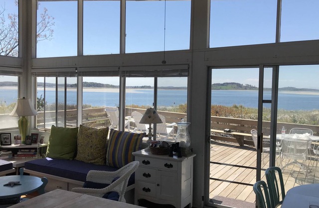 Espectaculares puestas de sol y playa privada en un estilo de Nantucket Cottage de verano.