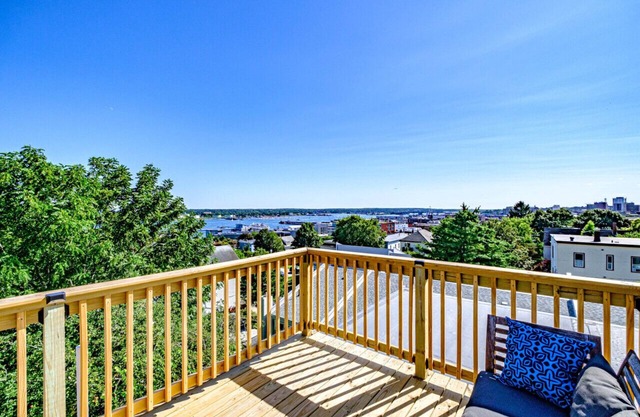 Vistas espectaculares y comodidades del hogar en el vecindario más deseable de Portland