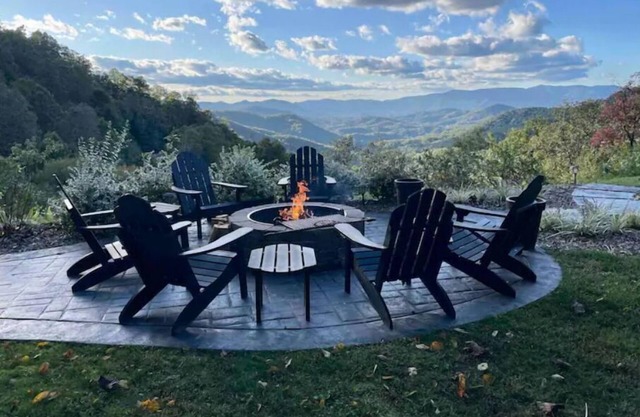 Spectacular views minutes from Bryson City, fire pit and brand new hot tub!