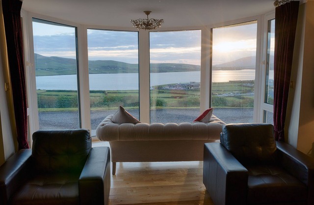 Espectaculares vistas de la Bahía de Dingle y ciudad de una casa de lujo.