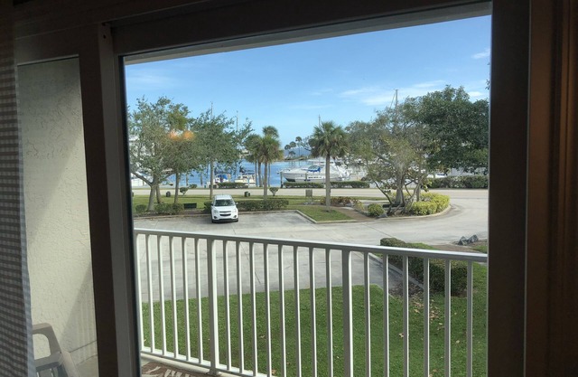Bellamente decorada, hermosa vista del puerto, a solo 2 millas de la playa.