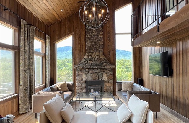 Spectacular Views, Private River Access Home