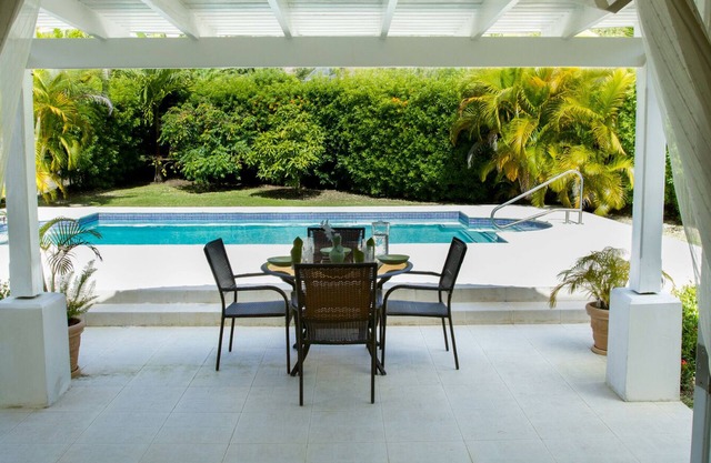 Espectacular villa con Electronic Gates, piscina privada y jardines tropicales
