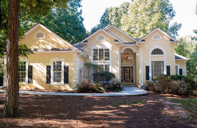 Spivey Manor · Sink into the Luxe Corner Tub at an Upscale, Spacious Home