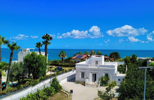 Esplendida villa antigua restaurada a 150 metros del mar. Tres habitaciones
