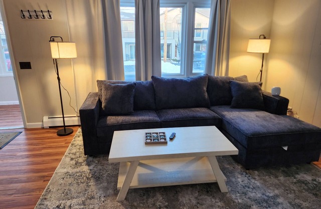 Splendid, two-bedroom, one-bathroom condo, two short blocks from the beach!