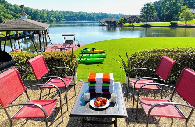 Spoil yourself with this beautiful Lake Balboa retreat