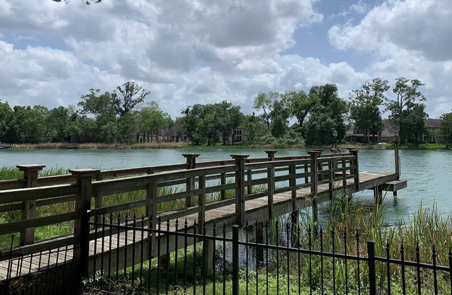 Spring break in Houston - Lakefront house with own dock