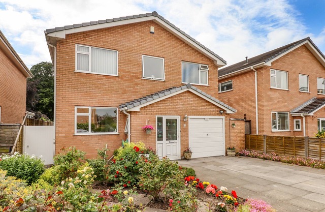 SPRING CLOSE, pet friendly, with a garden in Southport