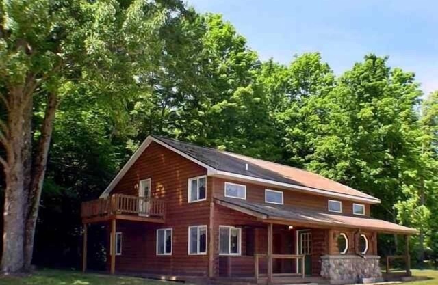 UN PARAÍSO DE VACACIONES EN EL NORTE DE MICHIGAN. Duerme 20 personas (10 durante la temporada de esquí)!