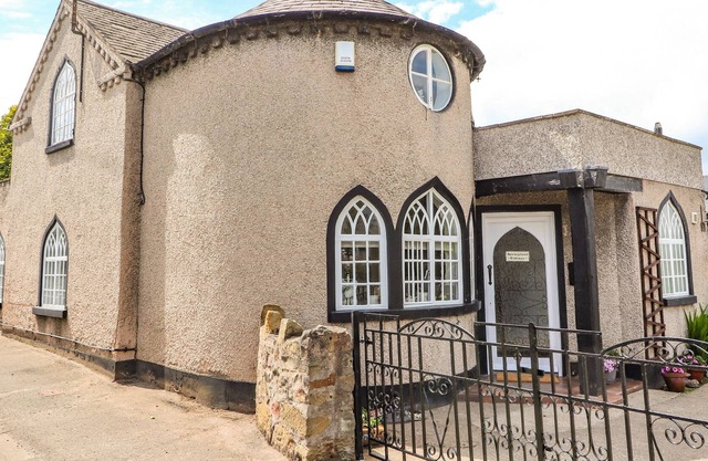 SPRINGFIELD COTTAGE, character holiday cottage in Marford