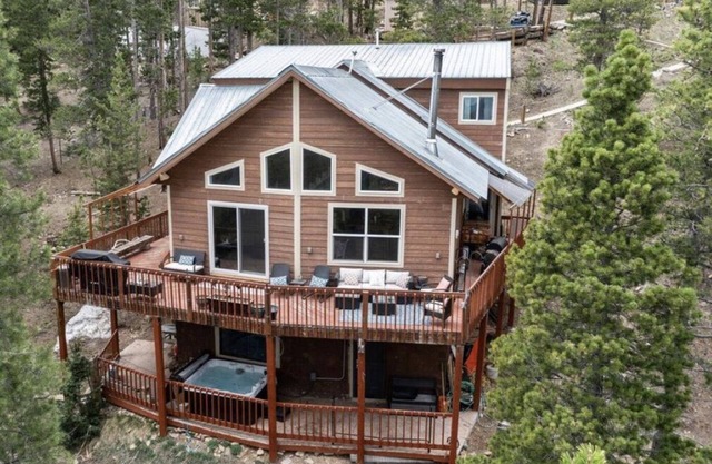 St. Mary's mountain retreat with hot tub - sleeps 10