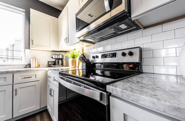 STALLION STABLE - ROOFTOP DECK - MINS TO MIDTOWN