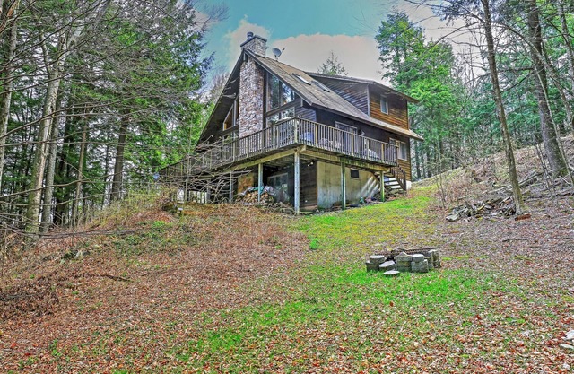 Adirondack-Style Stamford Home w / Floating Dock!