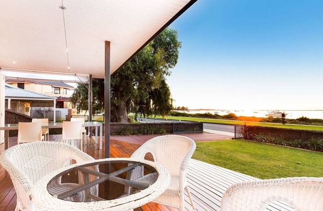STARFISH - Absolute Beachfront Holiday Retreat