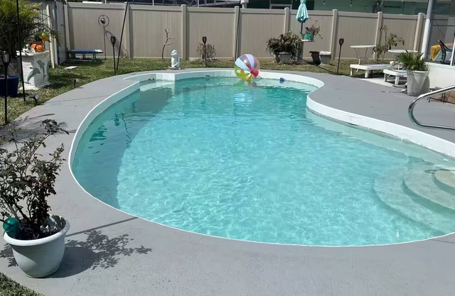 Starfish Kisses, beautiful pool home, 8 min from beach, 12 min to speed way.