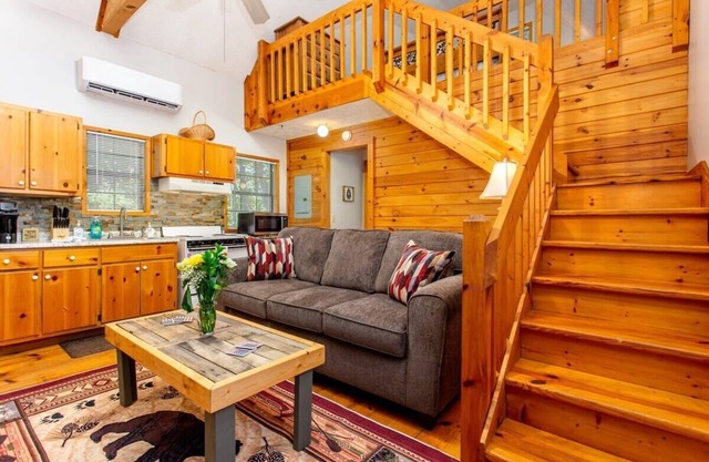BlackBearBungalow/Firepit/Freewood/Hiking/Sleeps 4