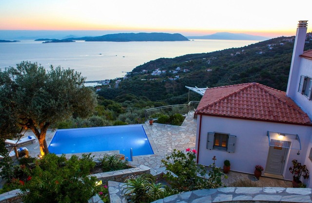 Villa de vanguardia con piscina infinita, jacuzzi, refrigeración confortable, vista del atardecer