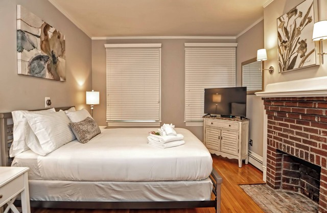 Stately on Cedar - Luxe 2-bedroom Beacon Hill apartment with AC, WiFi near MGH