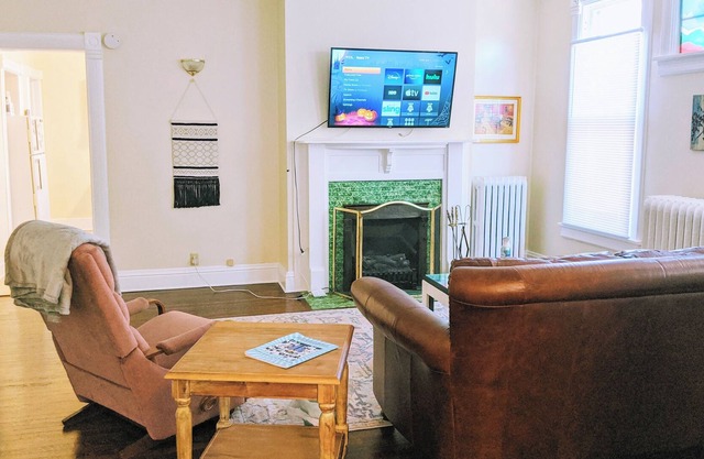 Stay Classy at 2-Queen in Heart of Omaha - Dundee Neighborhood - Porch