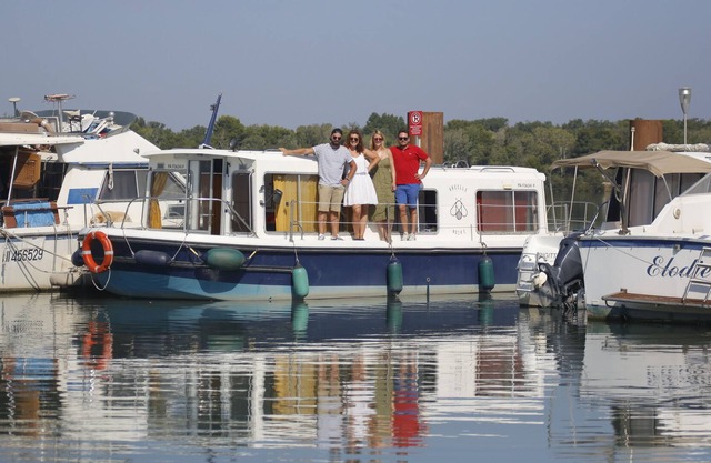 Permanecer en el agua en Provenza en una pequeña barcaza