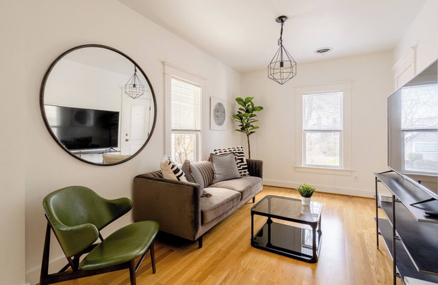 Stay Portland Collection-Hipster Vibe Apartment - Food Carts & Live Music