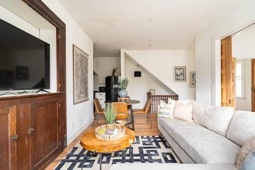 Stay Portland - Historic 6BR - Walk to NW Shops - Sleeps 12