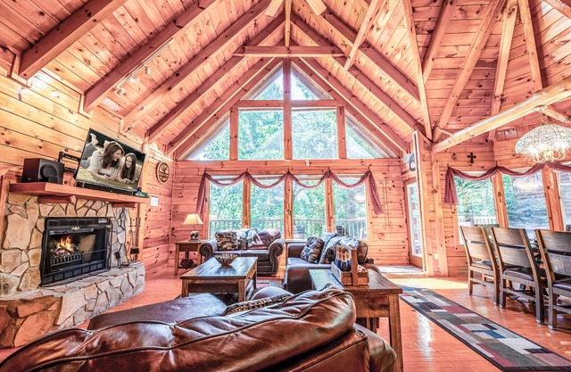 Steele Away 3 Bedroom Cabin by RedAwning