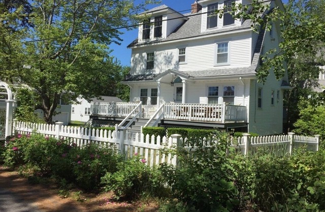 PASOS A LA PLAYA 5 BDRMS, 3 BAÑOS, CUBIERTA, PISOS NUEVOS