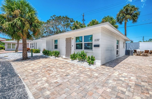 The Blue Luna | Private Villa w/Access to Pool & Pier, Walk to Siesta Beach
