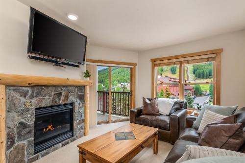 Steps to Superbee Lift with Hot Tubs & Mountain Views