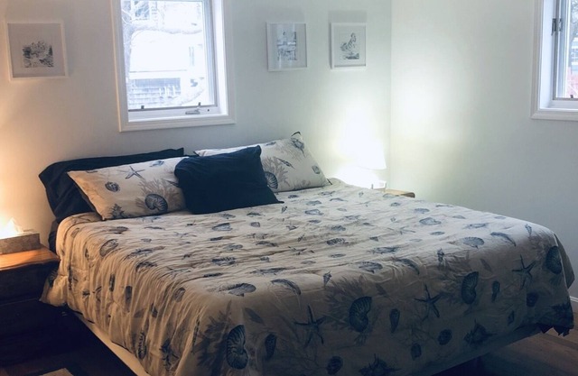 Pasos a la playa en el pintoresco campamento de Ellis