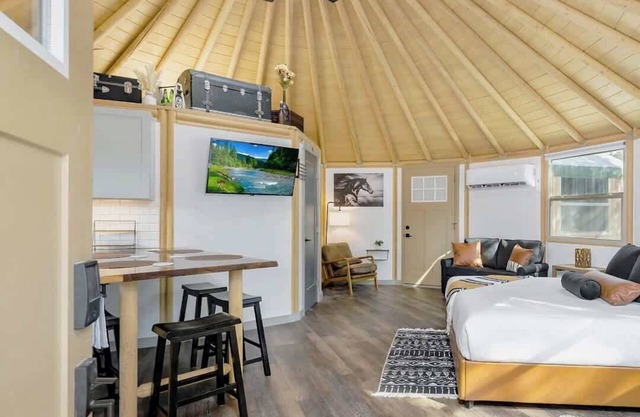 Stetson Luxury Yurt-Cabin: w/ Hot & Soaking Tub