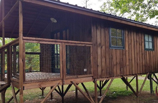 Chalet elevado con terraza para 2 personas