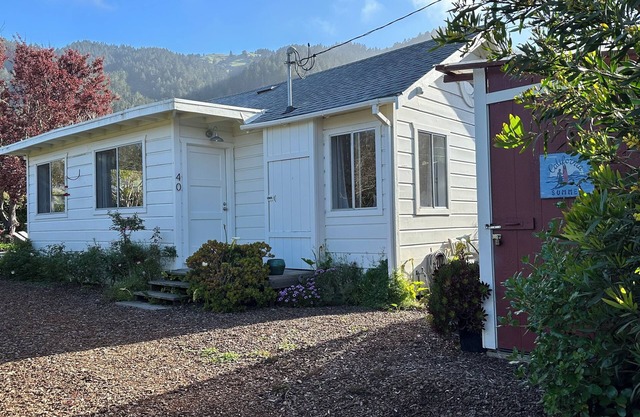 Stinson Beach Cottage - 1 Minute Walk to Beach, in Town with Amenities Galore!