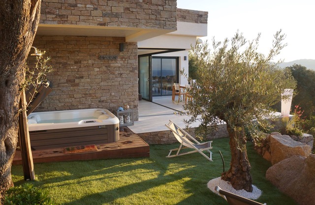 Casa de piedra con vistas panorámicas sobre la bahía de Figari, spa al aire libre