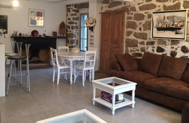 centro del pueblo Casa de piedra con aparcamiento privado, vistas a la montaña sitio clasificado