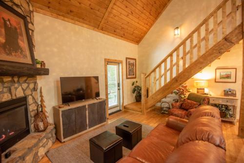 Stone's Throw Bungalow- Hot Tub, Modern & Updated, Sleeps 2