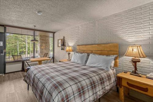 Stonegate Lodge King Bed, WiFi, 50in TV, Fire Pit, Salt Water Pool Room # 310